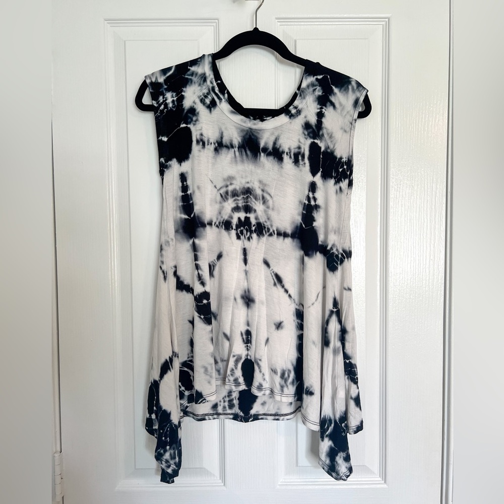 Tie dye top in Navy blue with white